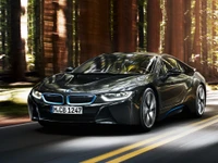 2015 BMW i8: Un coche deportivo lujoso en movimiento a través de un paisaje forestal pintoresco.