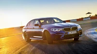 2018 BMW M5: Una Berlina Deportiva de Lujo de Alto Rendimiento en Movimiento