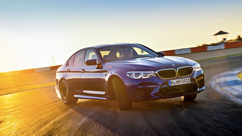 Автомобиль bmw m5 competition едет по трассе на закате (2018 бмв м5, 2018 bmw m5, bmw, спортивный автомобиль, машина)