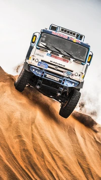 Camion de Course Kamaz Master S'élevant Au-dessus des Dunes de Sable