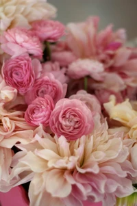 Magnifique arrangement floral rose avec des roses de chou et des pivoines