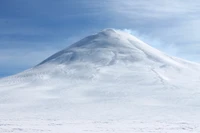 стратовулкан, гора, вулканическая форма рельефа, вершина, щитовидный вулкан