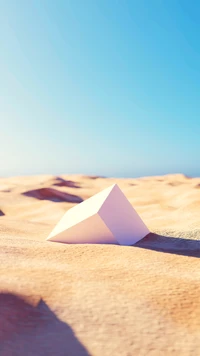 Une pyramide blanche géométrique reposant sur un paysage de sable sous un ciel azur clair, illuminée par la lumière du soleil, capturant l'essence de la beauté naturelle et de la sérénité.