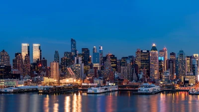 Beeindruckende nächtliche Skyline einer Metropole mit reflektierenden Gewässern