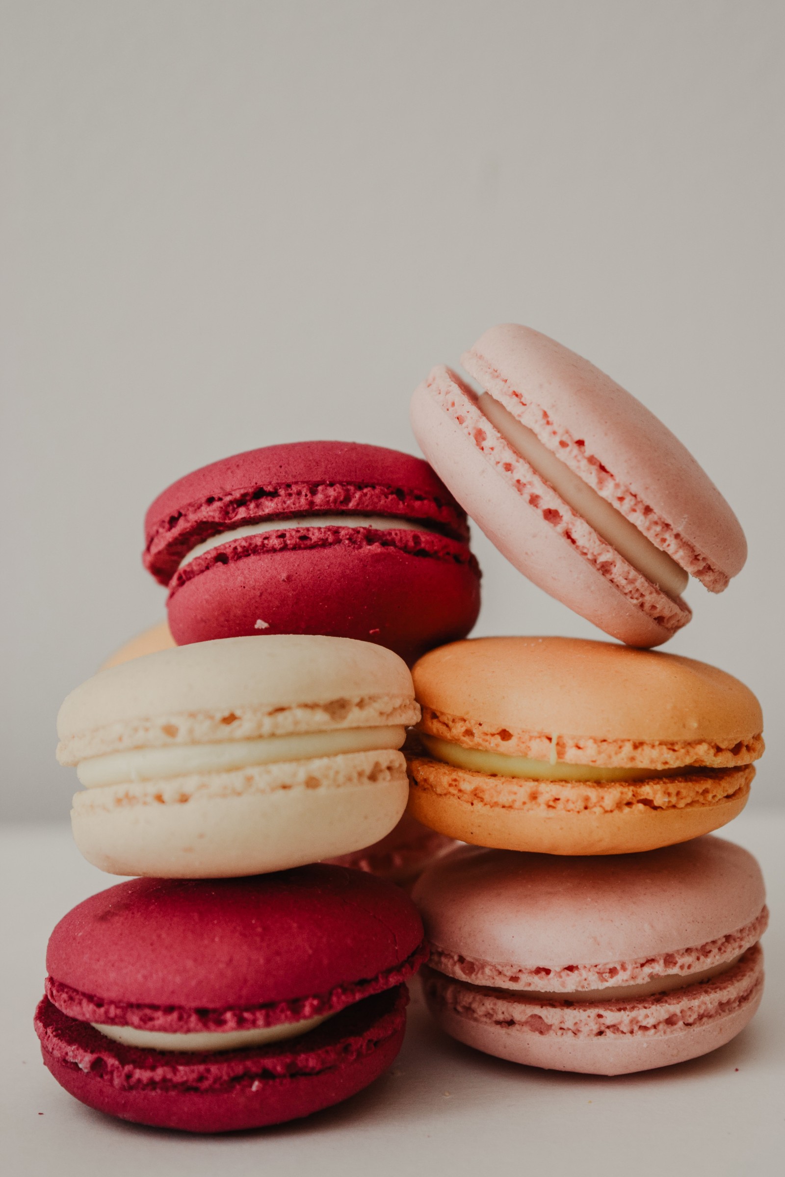 Primer plano de una pila de macarons sobre una mesa (macarón, postre, macaron, pastel, dulzura)