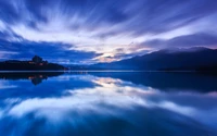 Serenidad del crepúsculo: Un reflejo tranquilo del lago bajo el cielo del anochecer