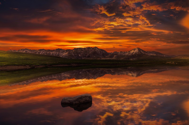 Большой камень на озере рядом с горой (гора, природа, отражение, горизонт, послесвечение)