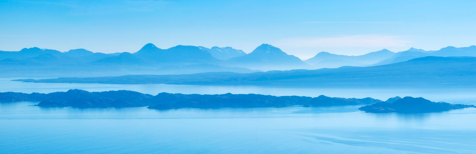 Uma vista de um corpo d'água com montanhas ao fundo (isle of skye, escócia, ilha, cadeia de montanhas, wester ross)