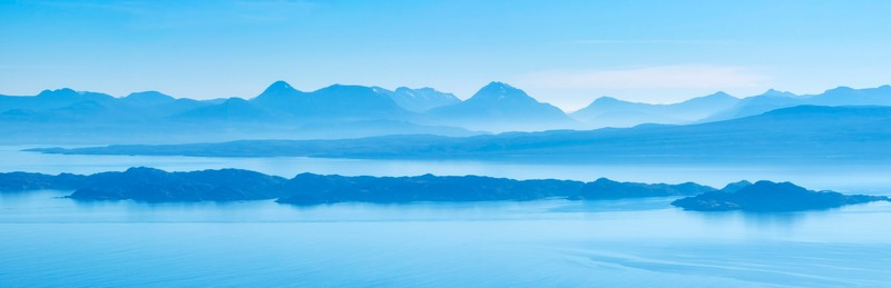 Вид на водоем с горами на фоне (isle of skye, шотландия, остров, горный хребет, wester ross)