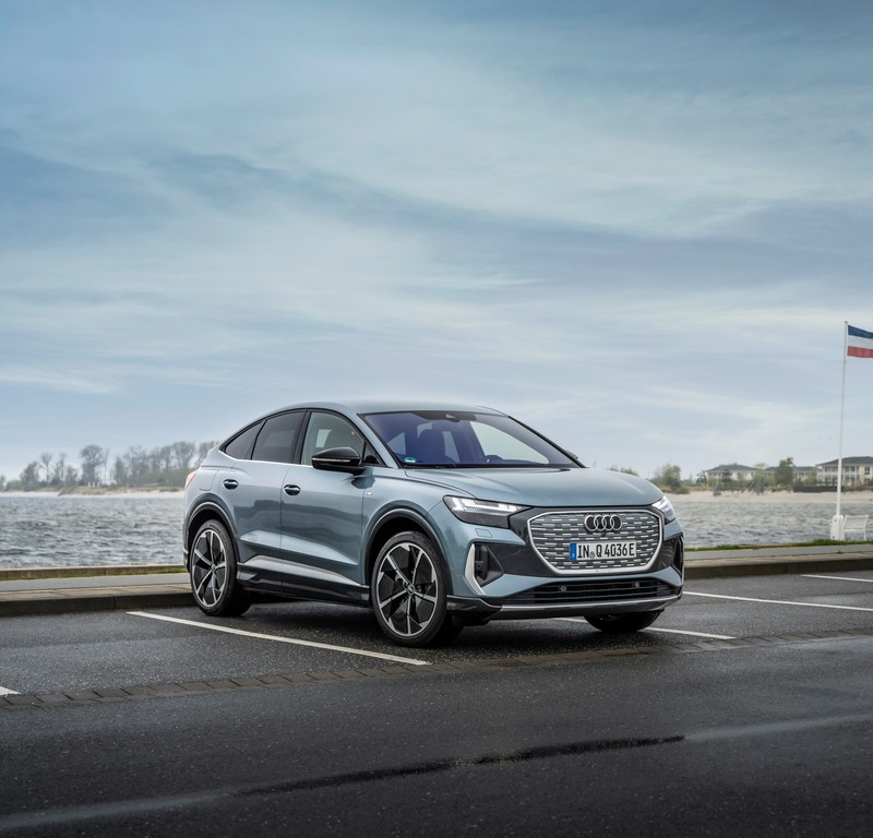 Ауди e-trc припаркован в парковке рядом с озером (audi q4 sportback 50 e tron s line, издание 1, 2022, 5k, машины)