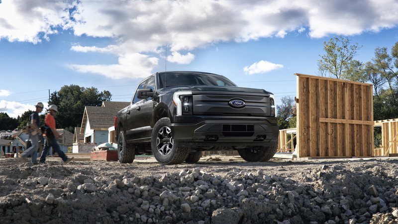 Грузовик припаркован на строительной площадке, мимо проходят рабочие (ford f 150 lightning pro, электрические грузовики, 2022, 5k, 8k)