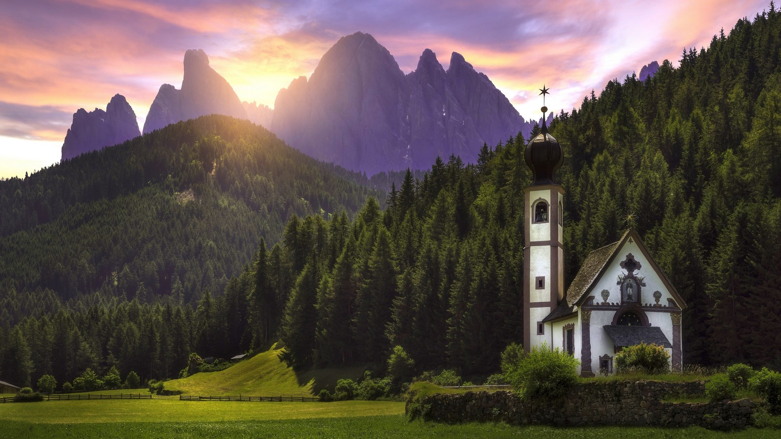 Uma grande igreja branca no meio de um campo verde (formas montanhosas, montanha, natureza, terras altas, cadeia de montanhas)