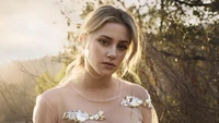 Sessão de fotos etérea de Lili Reinhart na natureza