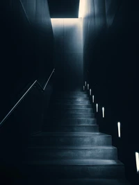 Escaleras iluminadas en arquitectura oscura