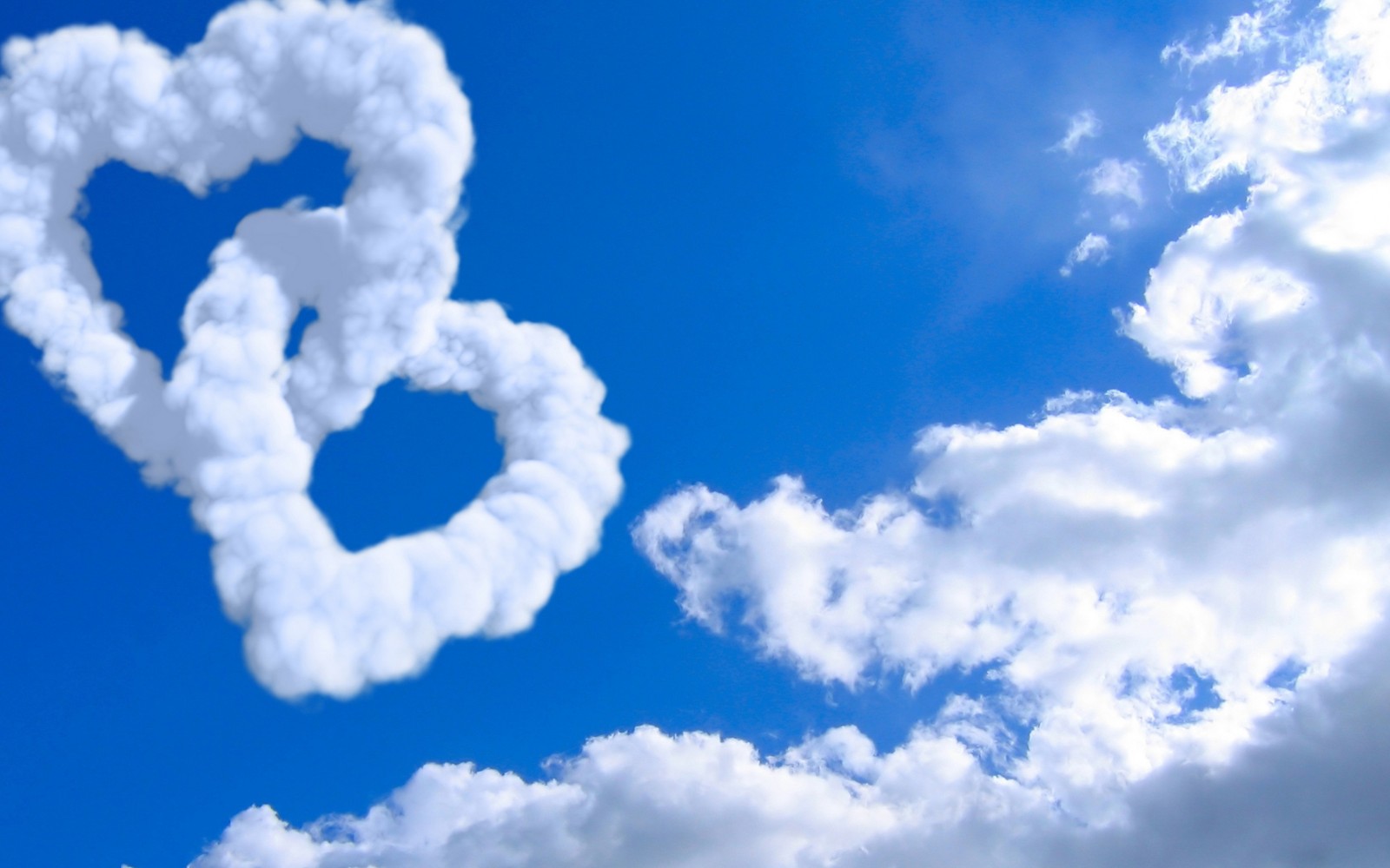 Il y a deux nuages en forme de cœur (nuage, bleu, journée, cumulus, atmosphère)