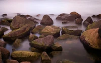 Rocas costeras serenas reflejando aguas tranquilas