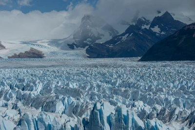 Paisagem glacial expansiva com icebergs e cordilheira