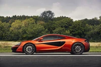 McLaren 650S: Un elegante coche deportivo en naranja vibrante