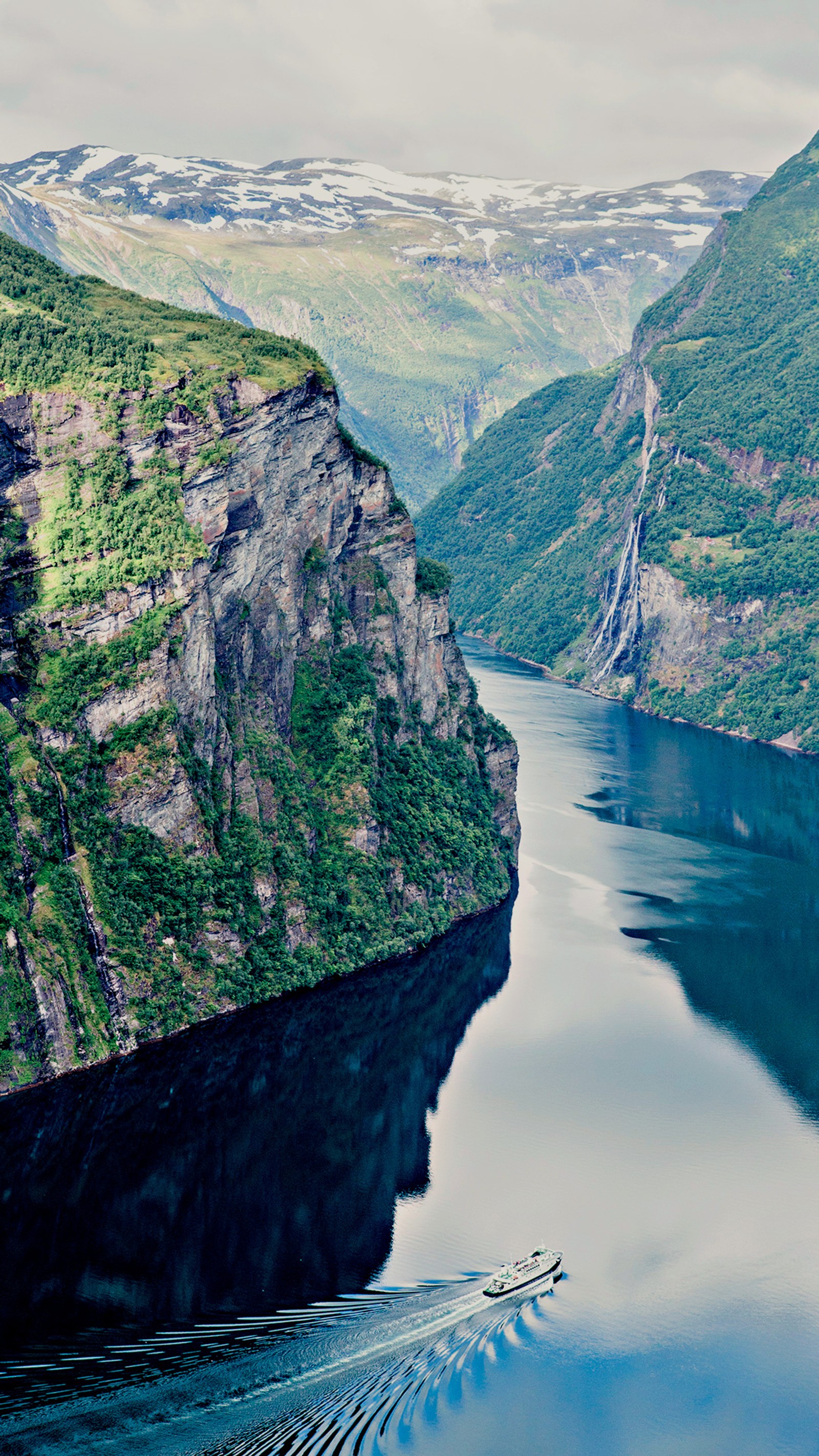 Un bateau arrafé dans un plan d'eau près d'une montagne (bateau, fjord, geiranger, hd, nature)