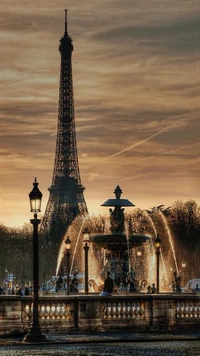 Pôr do sol romântico na Torre Eiffel com uma fonte majestosa