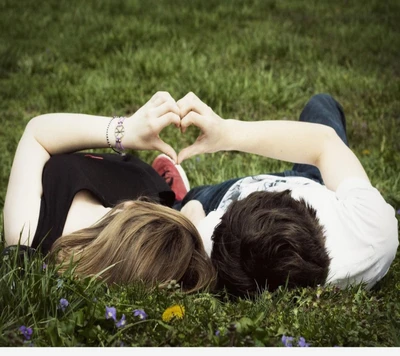 Pareja compartiendo un gesto en forma de corazón en un abrazo amoroso