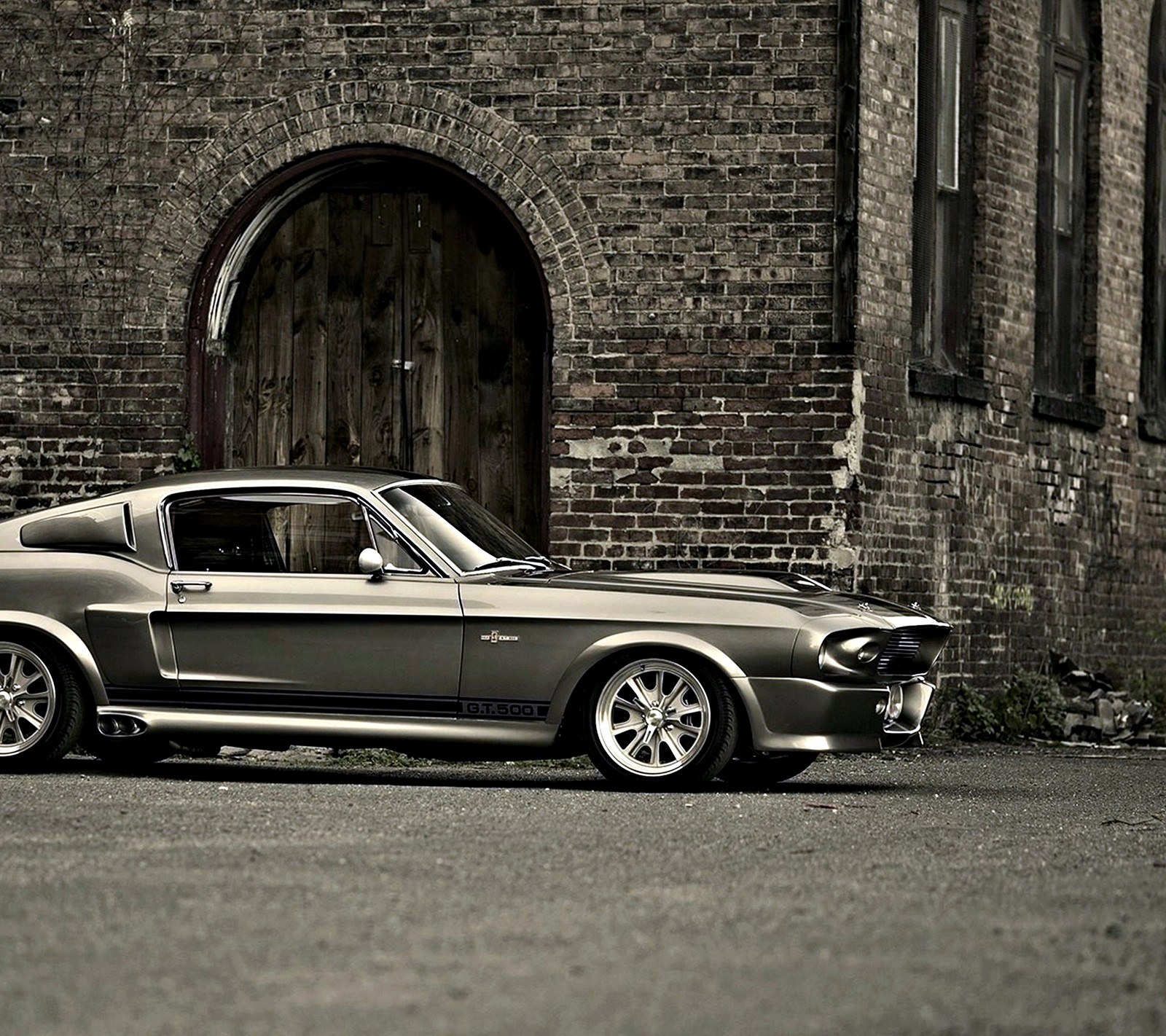 Mustang arafed garé devant un bâtiment en briques (auto, génial, voiture, ford mustang, gt500)