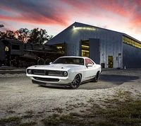 Классический Plymouth Cuda: Икона американского мускула под ярким закатом