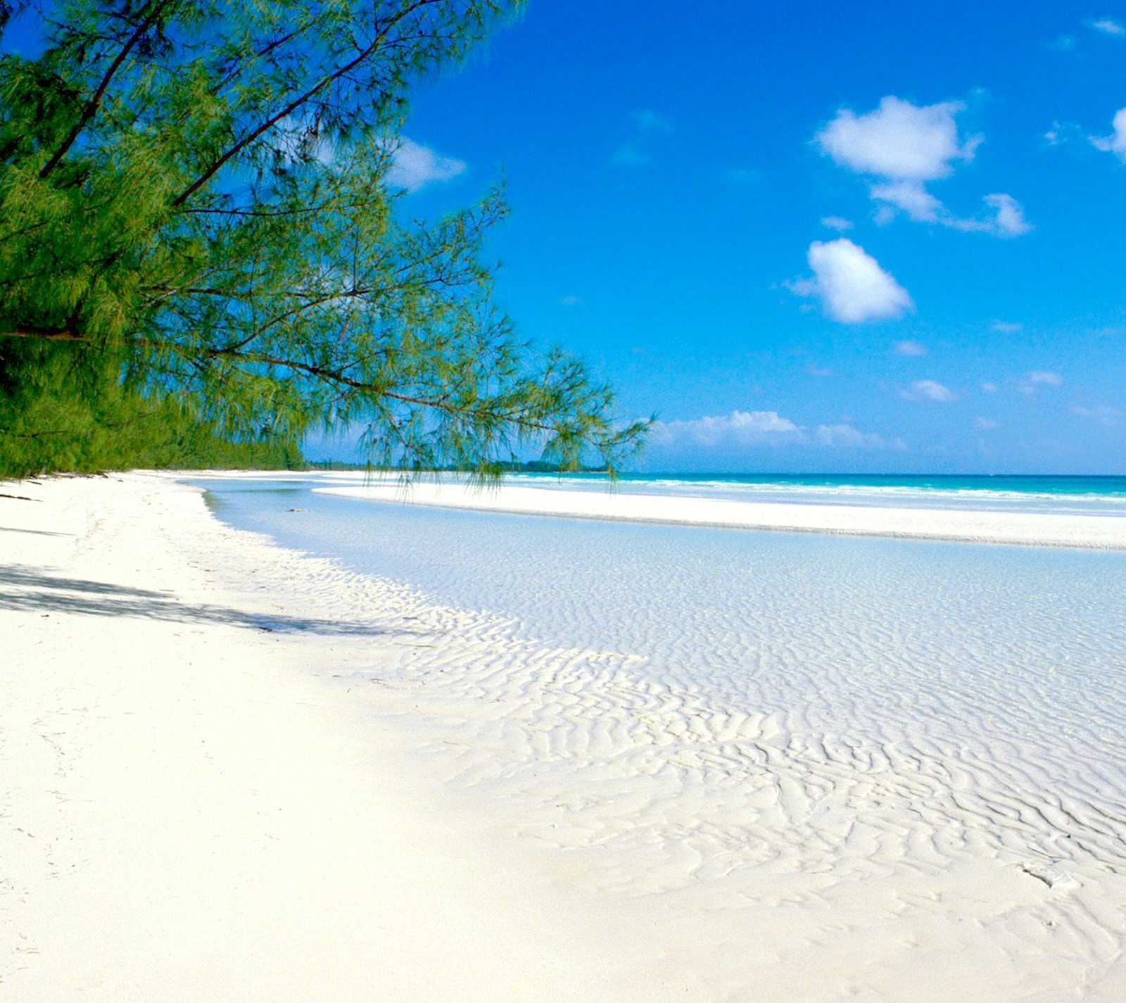 Paradiesischer strand mit weißem sand und klarem blauem wasser (strand, sand)