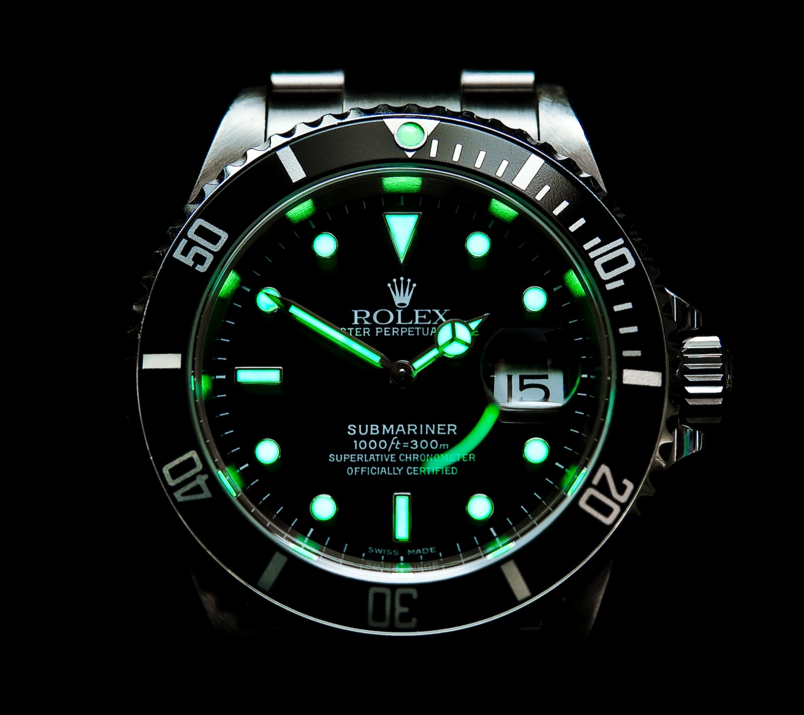 Un primer plano de un reloj con un brillo verde en la esfera (resplandor, rolex, tiempo, reloj)