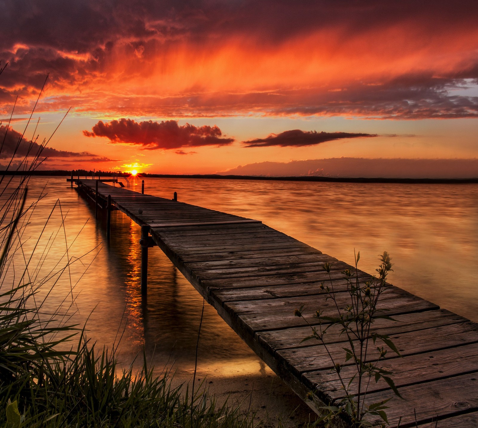 Un quai en bois s'étendant dans l'eau au coucher du soleil (abej, beograd, nature)