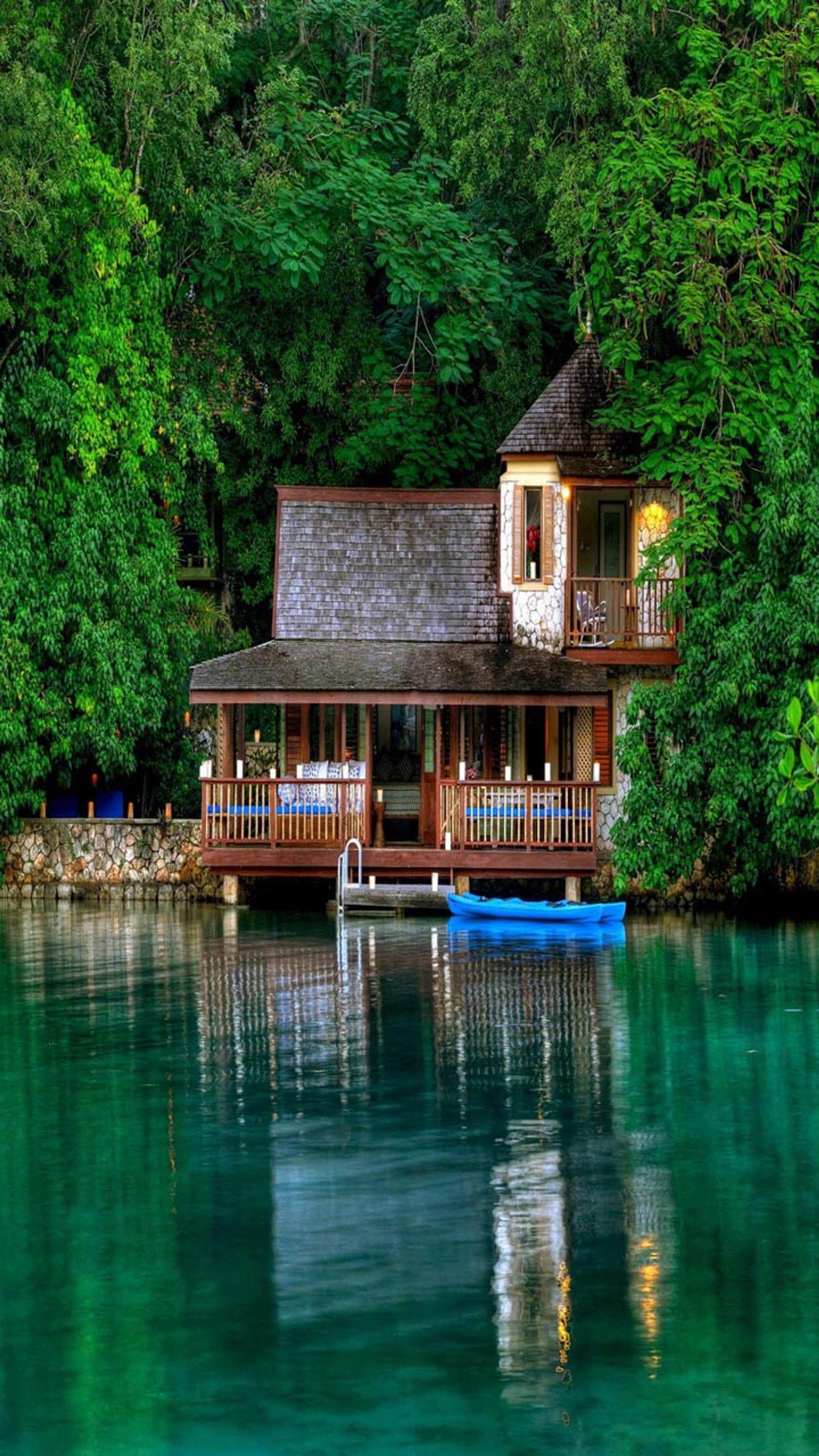 Há um barco na água perto de uma casa (olhar, legal)