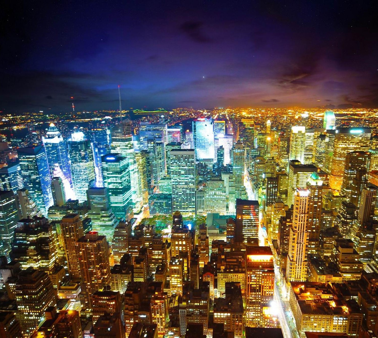 Una vista de una ciudad de noche con muchas luces (manhattan, nueva york, new york, nyc)