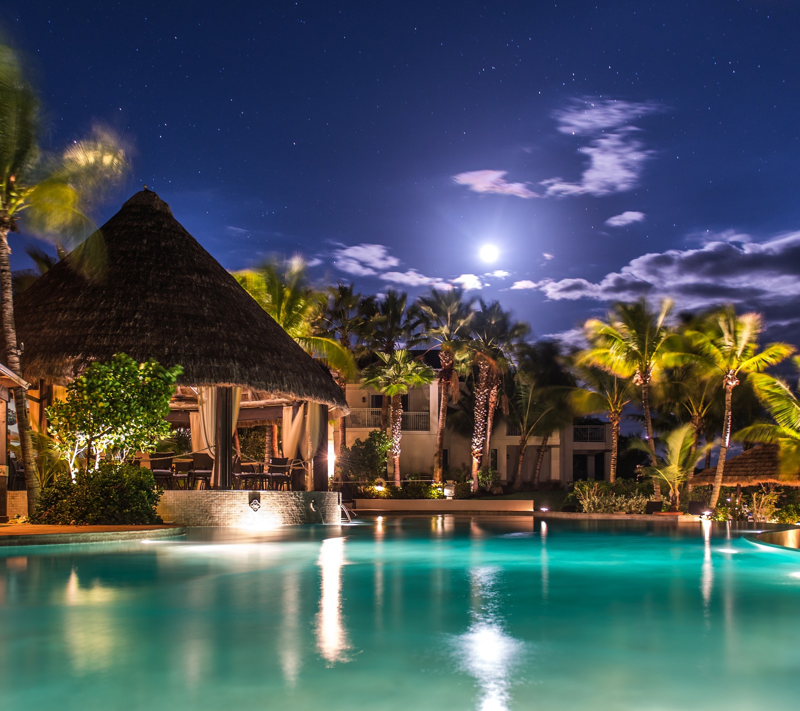 Nächtliche aussicht auf einen pool mit palmen (luxus, mond, nacht, palme, paradies)