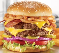 Delicioso triple cheeseburger de tocino con papas fritas crujientes