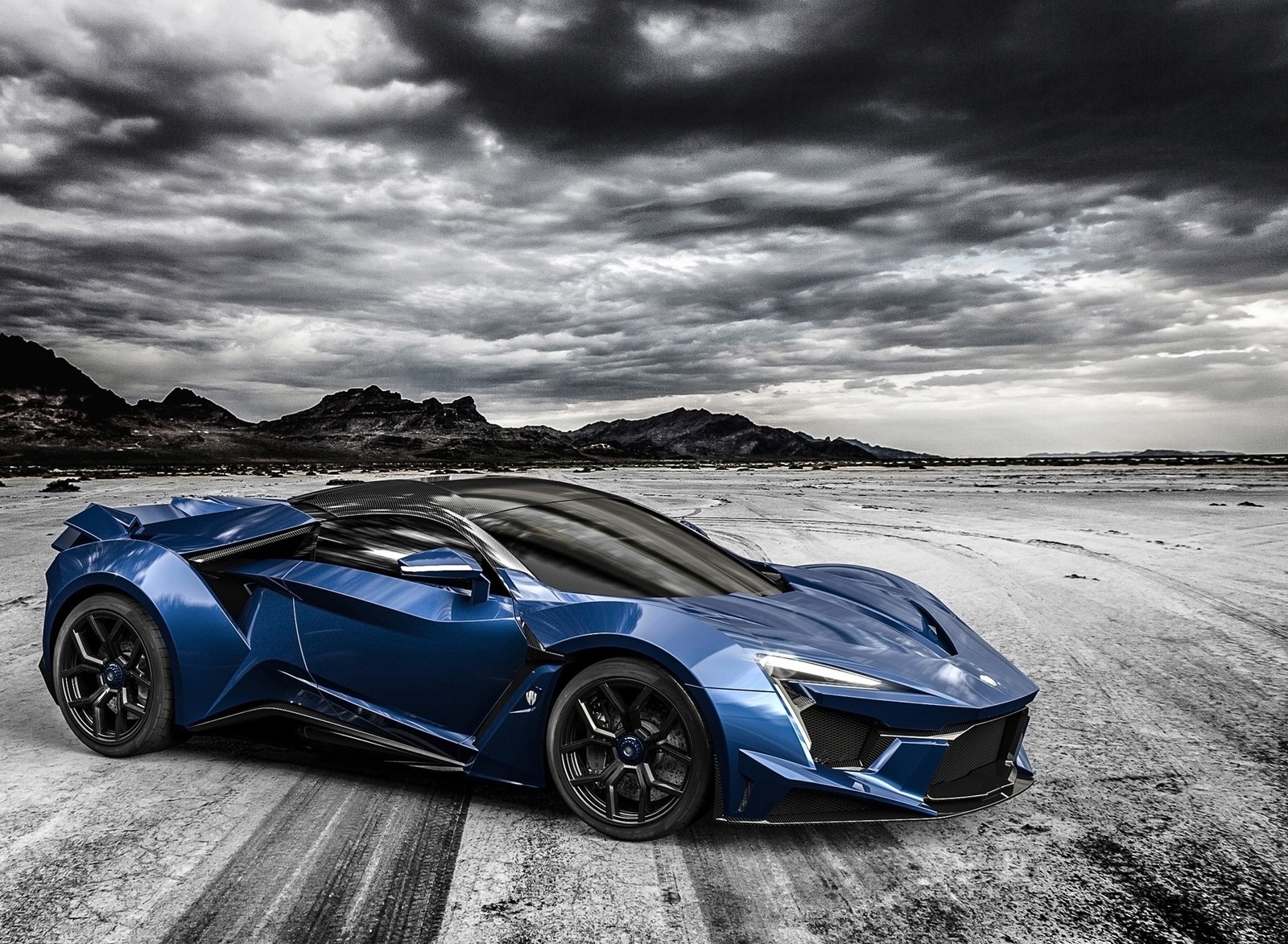 Un gros plan d'une voiture de sport bleue sur une route déserte (bleu, voiture, voitures, grey scale, voiture de sport)