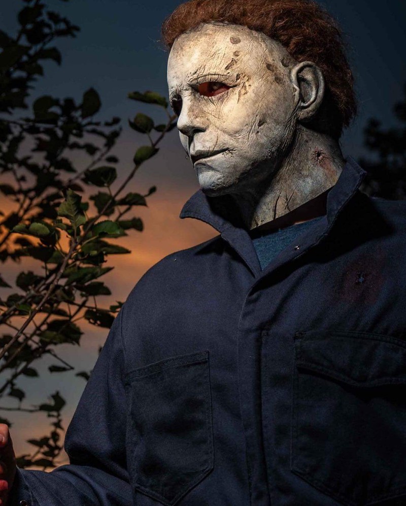 Изображение человека с кровавым лицом, держащего нож. (2018 movie, halloweenmovie, michaelmyers, хэллоуин, 2018)