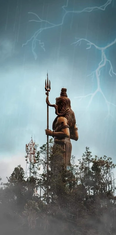 Statue majestueuse de Shiva à Ganga Talao, Maurice contre un ciel orageux