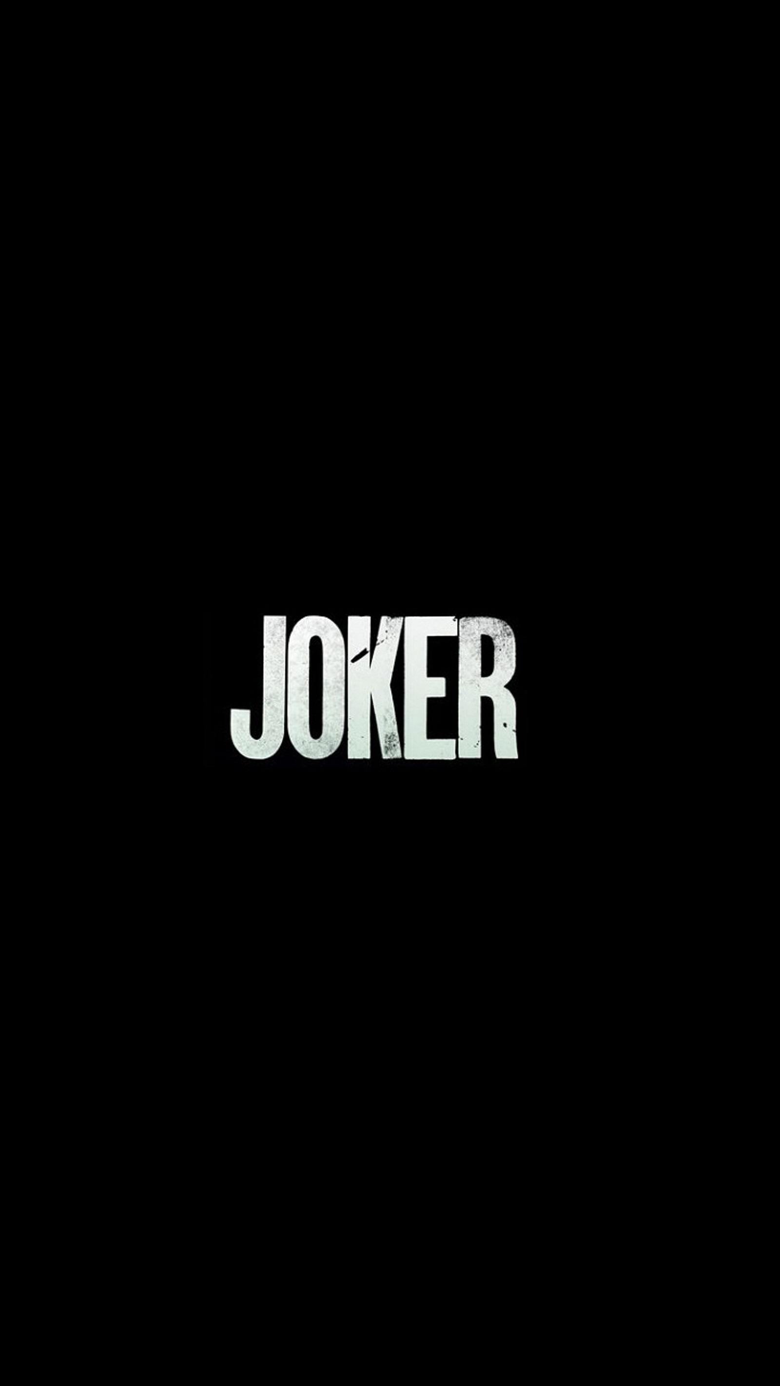 Un primer plano de una persona sosteniendo una raqueta de tenis sobre un fondo negro (2020, iphone, joaquin phoenix, película joker, fondo de pantalla)