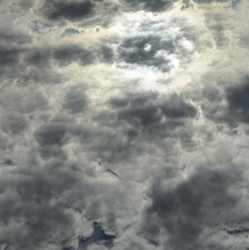 Самолет летит через облака с солнцем посередине (облака, misterious sky, луна, пфурман, pfurman)