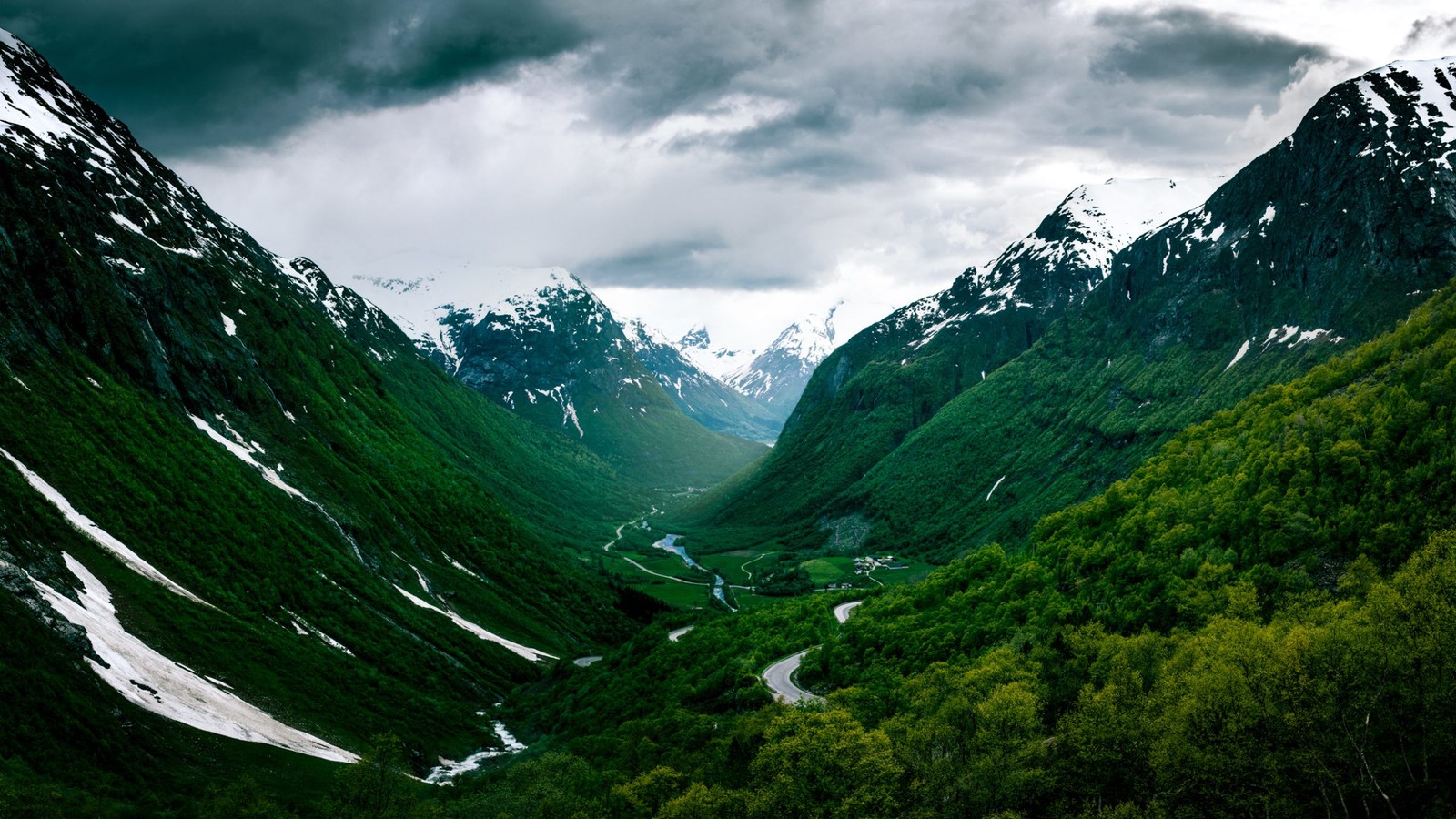 Une vue d'une vallée avec une rivière qui la traverse (montagne, formes montagneuses, hauts plateaux, nature, chaîne de montagnes)