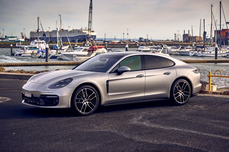 Арафед вид на серебристый порше панамера, припаркованный на стоянке (porsche panamera, 2021, 5k, машины, обои 4k)