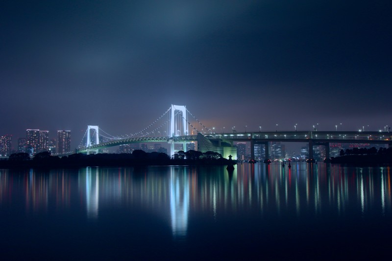 Арафский вид на мост над водоемом ночью (радужный мост, ночь, токио, tokyo, япония)