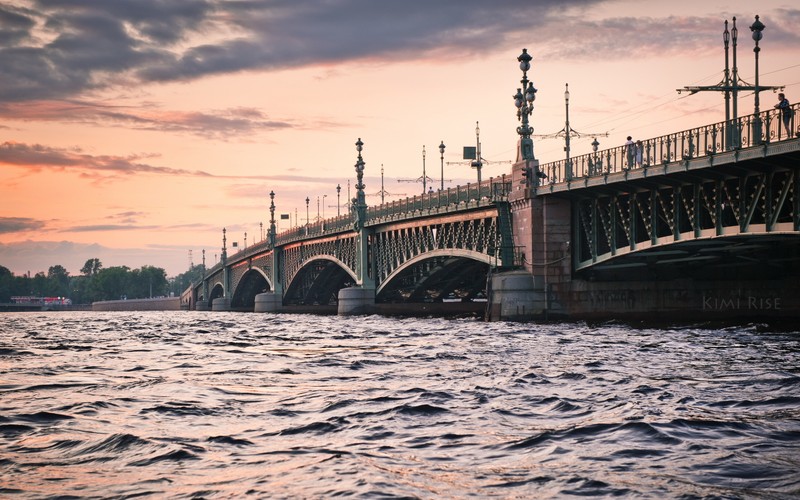 Панорамный мост над водой с лодкой в воде (мост, городской пейзаж, вода, река, водный путь)