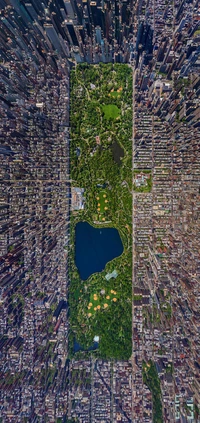 Luftaufnahme des Central Parks, die seine üppige Grünfläche und Wassermerkmale inmitten der städtischen Landschaft von Manhattan zeigt.