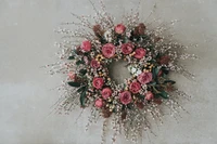 Couronne florale rose élégante avec des roses de jardin et des accents délicats