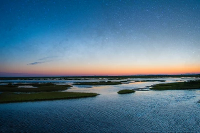 Tranquilo crepúsculo sobre un sereno paisaje lacustre