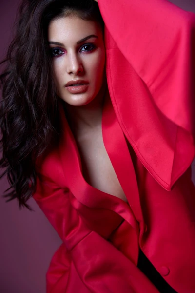 Amyra Dastur : Glamour audacieux dans un portrait rouge