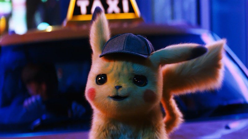 Покемон пикачу в такси в сцене из покемонов (покемон детектив пикачу, pokemon detective pikachu, детектив пикачу, detective pikachu, фильм)