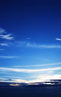 Céu Azure com Padrões de Nuvens Serenas