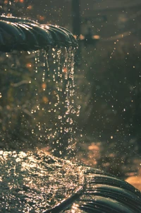 Cachoeira iluminada pelo sol: Uma dança de luz e reflexão